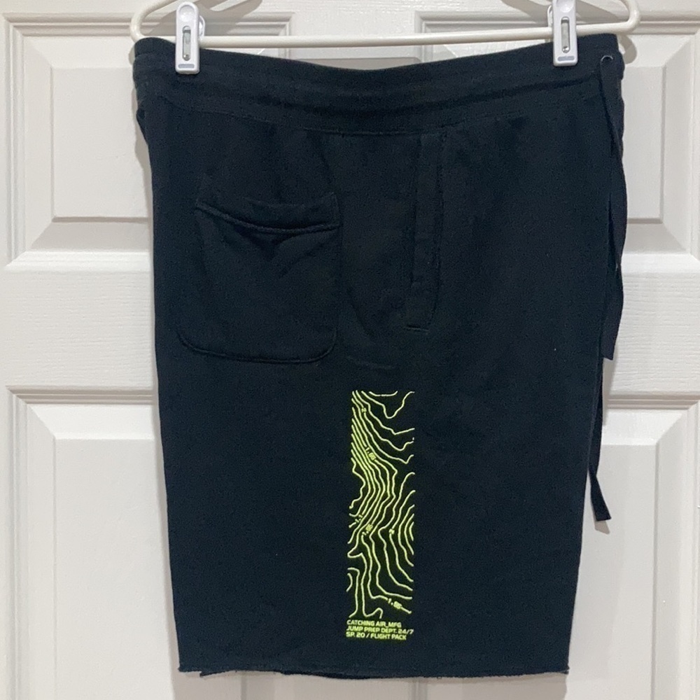 𝅺NIKE Catching Air Alumni Shorts - Picture 2 of 3